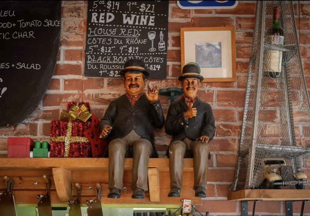 Restaurant interior photo 1